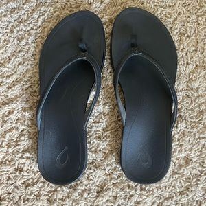 OkuKai Women’s black flip flop size 9. Gently worn.